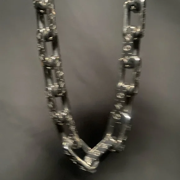 Brand New , Never worn Louis Vuitton Monogram chain silver